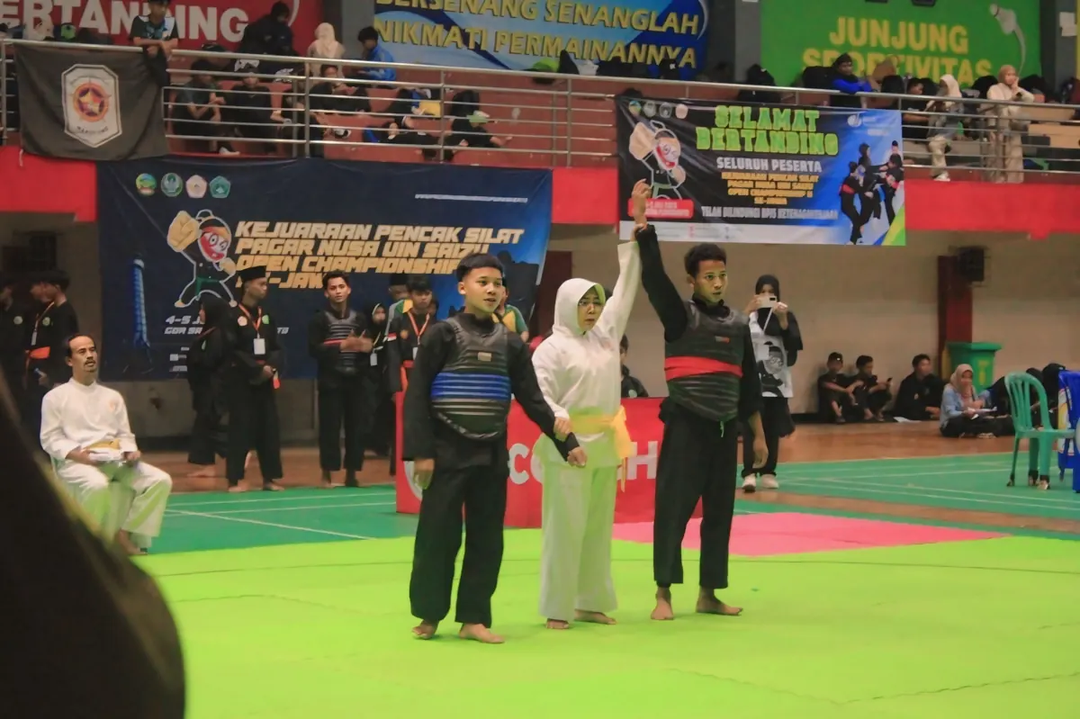 Santri mengikuti perlombaan pencak silat