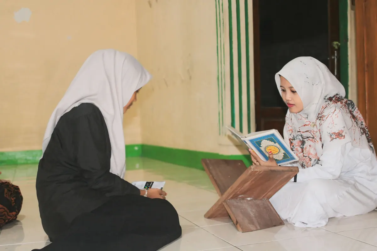 Santri putri menyetorkan hafalan kepada ustadzah